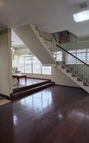 Casa à venda com 250m², 4 quartos e 3 vagas Casa à venda com 250m², 4 quartos e 3 vagasSala
