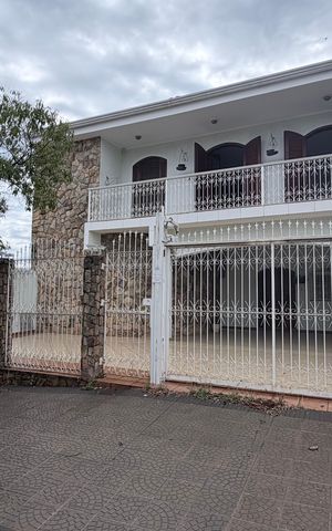 Casa à venda com 250m², 4 quartos e 3 vagas Casa à venda com 250m², 4 quartos e 3 vagasFachada