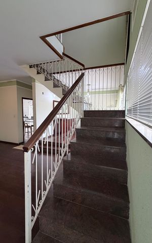 Casa à venda com 250m², 4 quartos e 3 vagas Casa à venda com 250m², 4 quartos e 3 vagasEscada