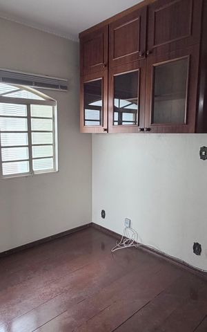 Casa à venda com 250m², 4 quartos e 3 vagas Casa à venda com 250m², 4 quartos e 3 vagasSuíte