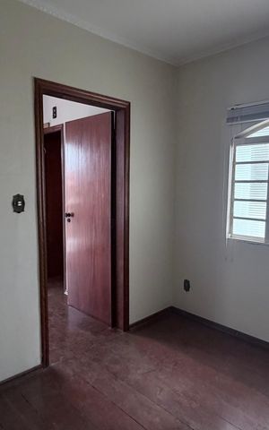 Casa à venda com 250m², 4 quartos e 3 vagas Casa à venda com 250m², 4 quartos e 3 vagasSuíte