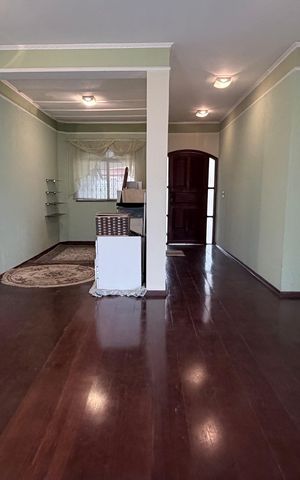 Casa à venda com 250m², 4 quartos e 3 vagas Casa à venda com 250m², 4 quartos e 3 vagasSala