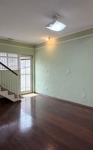 Casa à venda com 250m², 4 quartos e 3 vagas Casa à venda com 250m², 4 quartos e 3 vagasSala