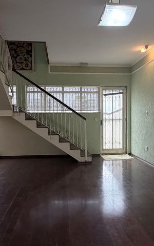 Casa à venda com 250m², 4 quartos e 3 vagas Casa à venda com 250m², 4 quartos e 3 vagasSala