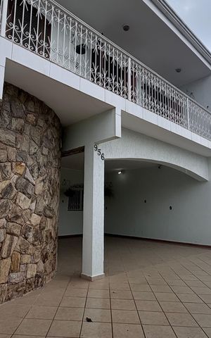 Casa à venda com 250m², 4 quartos e 3 vagas Casa à venda com 250m², 4 quartos e 3 vagasFachada