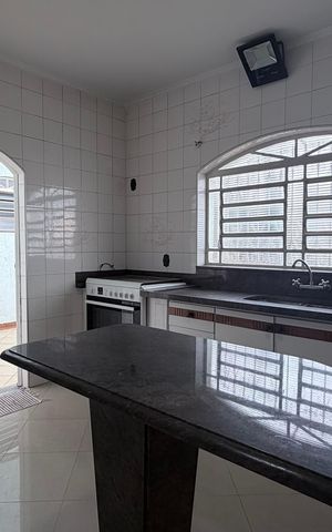 Casa à venda com 250m², 4 quartos e 3 vagas Casa à venda com 250m², 4 quartos e 3 vagasCozinha
