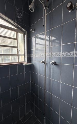 Casa à venda com 250m², 4 quartos e 3 vagas Casa à venda com 250m², 4 quartos e 3 vagasBanheiro da Suíte