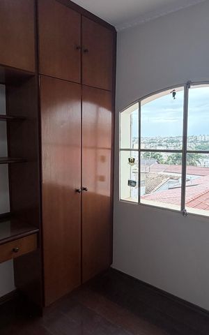 Casa à venda com 250m², 4 quartos e 3 vagas Casa à venda com 250m², 4 quartos e 3 vagasQuarto 1