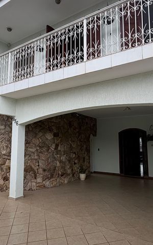 Casa à venda com 250m², 4 quartos e 3 vagas Casa à venda com 250m², 4 quartos e 3 vagasFachada