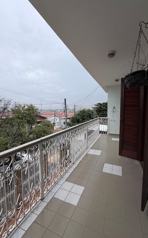 Casa à venda com 250m², 4 quartos e 3 vagas Casa à venda com 250m², 4 quartos e 3 vagasVaranda