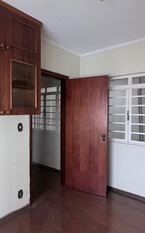 Casa à venda com 250m², 4 quartos e 3 vagas Casa à venda com 250m², 4 quartos e 3 vagasSuíte