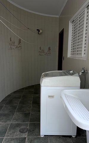 Casa à venda com 250m², 4 quartos e 3 vagas Casa à venda com 250m², 4 quartos e 3 vagasLavanderia
