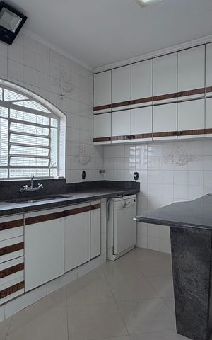 Casa à venda com 250m², 4 quartos e 3 vagas Casa à venda com 250m², 4 quartos e 3 vagasCozinha