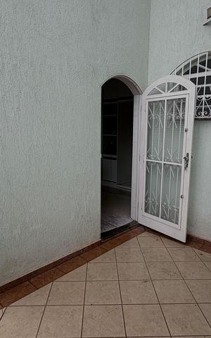 Casa à venda com 250m², 4 quartos e 3 vagas Casa à venda com 250m², 4 quartos e 3 vagasÁrea externa