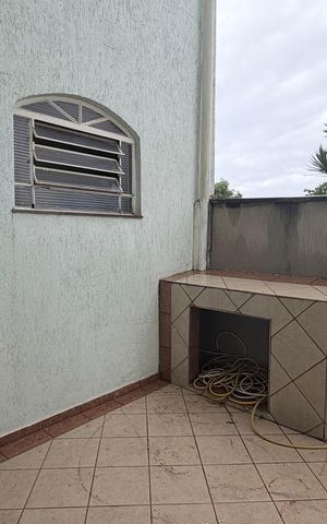 Casa à venda com 250m², 4 quartos e 3 vagas Casa à venda com 250m², 4 quartos e 3 vagasÁrea externa