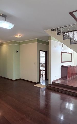 Casa à venda com 250m², 4 quartos e 3 vagas Casa à venda com 250m², 4 quartos e 3 vagasSala