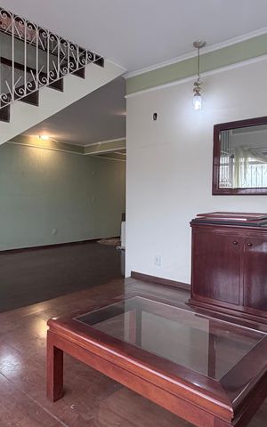 Casa à venda com 250m², 4 quartos e 3 vagas Casa à venda com 250m², 4 quartos e 3 vagasSala de Estar