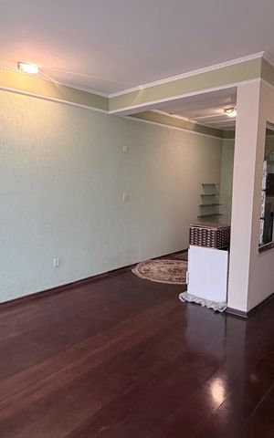 Casa à venda com 250m², 4 quartos e 3 vagas Casa à venda com 250m², 4 quartos e 3 vagasSala