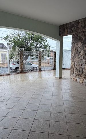 Casa à venda com 250m², 4 quartos e 3 vagas Casa à venda com 250m², 4 quartos e 3 vagasGaragem