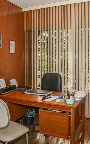 Casa à venda com 787m², 4 quartos e 8 vagas Casa à venda com 787m², 4 quartos e 8 vagasEscritório
