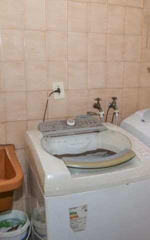 Casa à venda com 787m², 4 quartos e 8 vagas Casa à venda com 787m², 4 quartos e 8 vagasÁrea de Serviço