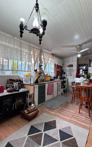 Casa à venda com 200m², 3 quartos e 2 vagas Casa à venda com 200m², 3 quartos e 2 vagassala