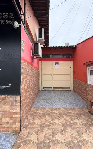 Casa à venda com 200m², 3 quartos e 2 vagas Casa à venda com 200m², 3 quartos e 2 vagasfachada