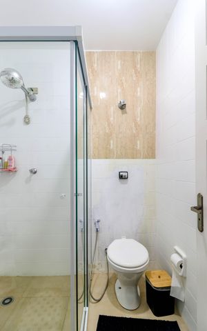 Casa à venda com 249m², 3 quartos e 2 vagas Casa à venda com 249m², 3 quartos e 2 vagasEdícula - Banheiro