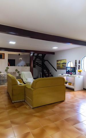 Casa à venda com 290m², 4 quartos e 2 vagas Casa à venda com 290m², 4 quartos e 2 vagasSala