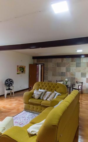 Casa à venda com 290m², 4 quartos e 2 vagas Casa à venda com 290m², 4 quartos e 2 vagasSala