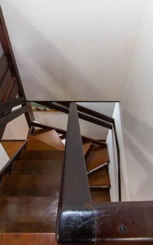Casa à venda com 290m², 4 quartos e 2 vagas Casa à venda com 290m², 4 quartos e 2 vagasEscada
