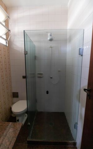 Casa à venda com 290m², 4 quartos e 2 vagas Casa à venda com 290m², 4 quartos e 2 vagasBanheiro da Suíte 3