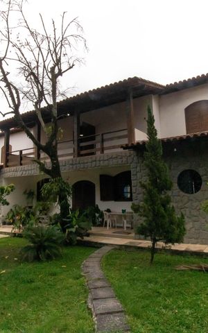 Casa à venda com 290m², 4 quartos e 2 vagas Casa à venda com 290m², 4 quartos e 2 vagasFachada