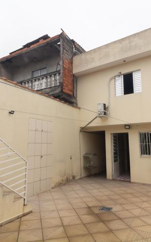 Casa à venda com 220m², 3 quartos e 2 vagas Casa à venda com 220m², 3 quartos e 2 vagasQuintal e Área de serviço