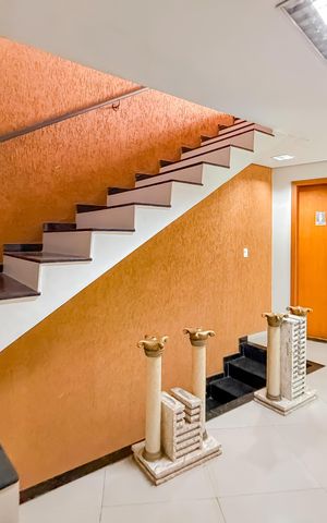 Casa para alugar com 350m², 7 quartos e 8 vagas Casa para alugar com 350m², 7 quartos e 8 vagasEscada