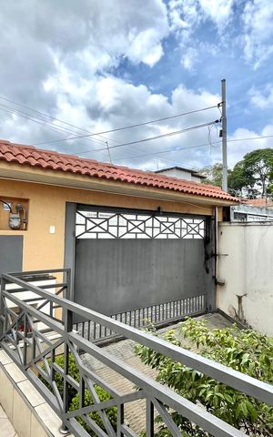 Casa à venda com 128m², 3 quartos e 4 vagas Casa à venda com 128m², 3 quartos e 4 vagasFachada