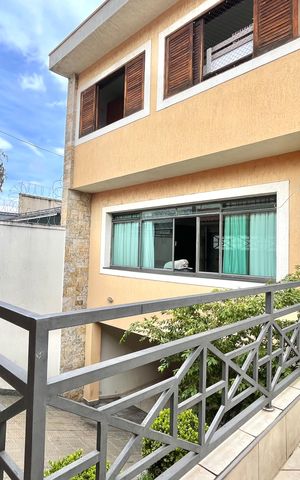 Casa à venda com 128m², 3 quartos e 4 vagas Casa à venda com 128m², 3 quartos e 4 vagasFachada