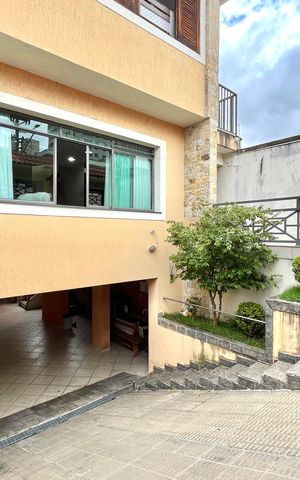 Casa à venda com 128m², 3 quartos e 4 vagas Casa à venda com 128m², 3 quartos e 4 vagasFachada