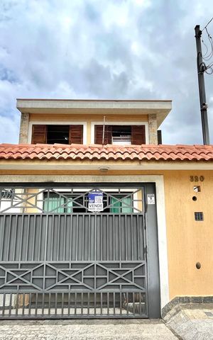Casa à venda com 128m², 3 quartos e 4 vagas Casa à venda com 128m², 3 quartos e 4 vagasFachada