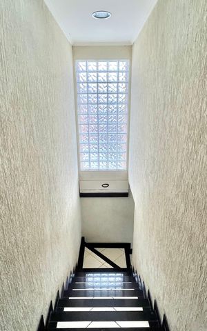 Casa à venda com 128m², 3 quartos e 4 vagas Casa à venda com 128m², 3 quartos e 4 vagasEscada
