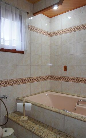 Casa para alugar com 475m², 6 quartos e 7 vagasBanheiro da Suíte