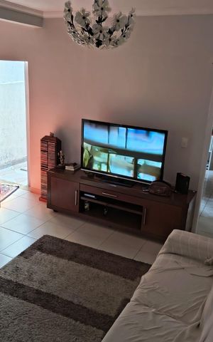 Casa à venda com 137m², 3 quartos e 2 vagas Casa à venda com 137m², 3 quartos e 2 vagasSala
