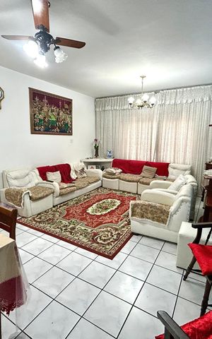 Casa à venda com 292m², 5 quartos e 4 vagasSala