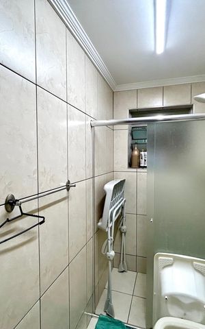 Casa à venda com 292m², 5 quartos e 4 vagasBanheiro 2