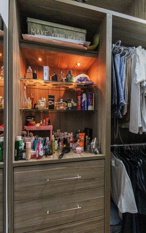 Casa à venda com 175m², 3 quartos e 3 vagas Casa à venda com 175m², 3 quartos e 3 vagasCloset Quarto 2 - Suíte