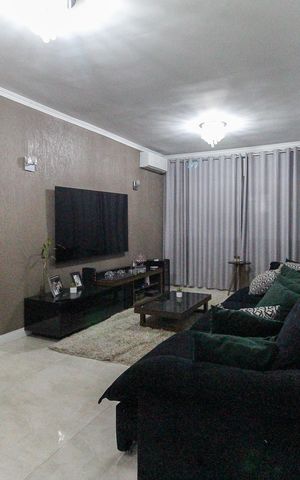 Casa à venda com 175m², 3 quartos e 3 vagas Casa à venda com 175m², 3 quartos e 3 vagasSala