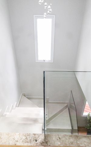 Casa à venda com 175m², 3 quartos e 3 vagas Casa à venda com 175m², 3 quartos e 3 vagasEscada