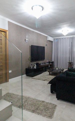 Casa à venda com 175m², 3 quartos e 3 vagas Casa à venda com 175m², 3 quartos e 3 vagasSala