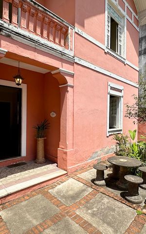 Casa à venda com 298m², 5 quartos e 3 vagas Casa à venda com 298m², 5 quartos e 3 vagasFachada
