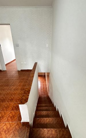 Casa à venda com 210m², 6 quartos e 1 vaga Casa à venda com 210m², 6 quartos e 1 vagaEscada
